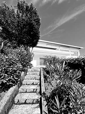 chemin de la maison vers le port et la plage